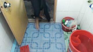 Quay lén em vợ tắm nó không phát hiện được