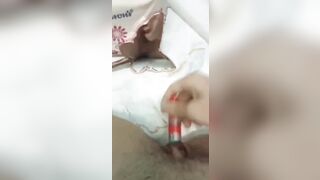 Em ngiu lấy bút lông thủ dâm