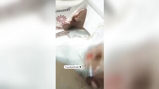 Em ngiu lấy bút lông thủ dâm