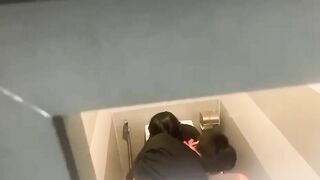 Cặp đôi bắn súng nước trong WC