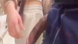 Chỉ có ở trung quốc, Trai đẹp dơ chim public cho người lạ bú