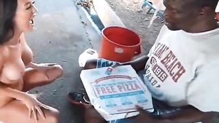 Độc lạ, Khoả thân phát bánh  PIzza cho người vô gia cư sờ lồn bóp vú