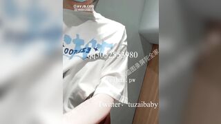 Em gái thủ dâm trong wc tàu
