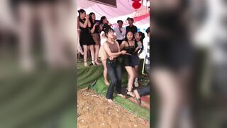 Gái Trên Bản Nhảy Đám Cưới Cực Sung :)))