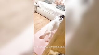 Tập yoga thế này ai mà cưỡng lại được (st)