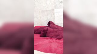 Em gái show hàng cực múp