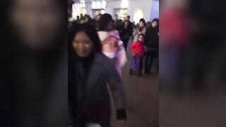 Em hot girl Trung ra giữa phố đi bộ cởi ao show vú nhảy múa