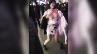 Em hot girl Trung ra giữa phố đi bộ cởi ao show vú nhảy múa