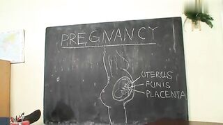 (Sex Âu-Mỹ) Lớp Học Phụ Sản Lấy Bạn Nữ Mang Bầu Làm Thí Nghiệm Cho Cả Lớp