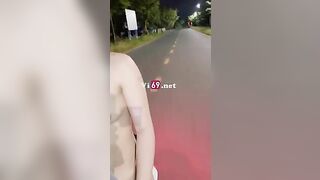 Em nghiện phô dâm cởi đồ khỏa thân chở anh đi dạo buổi tối