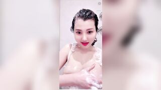 Gái Việt Nam Live Vừa Tắm Vừa Thủ Dâm Xem Nứng Buồi 2