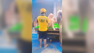 Gái Xinh Em Nhân Viên Quán Bida Gọi Anh Shipper Tới Thủ Dâm