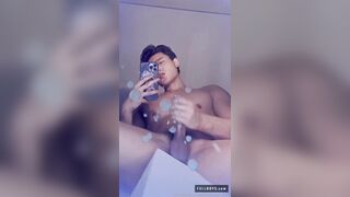 Khoa Vương bắn tin