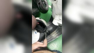 Tiểu lên xe bạn nữ học cùng trường