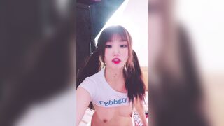 Em loli lần đầu cởi đồ trên live