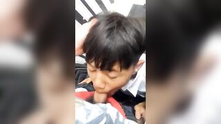 Thầy giáo thể dục và em nam học sinh