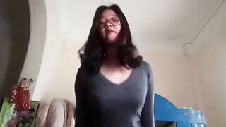 Chị gái chubby cởi đồ cho em trai xem
