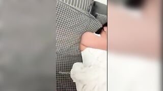 Con e đang chs điện thoại mà cứ kéo chăn tốc váy ép địt con gái