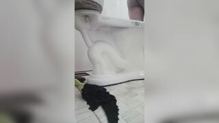 Anh trai bị em gái quay lén ik wc bị phát hiện