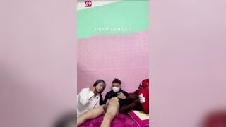 Phát hiện thg a trai lén vào vạch lồn non địt e học sinh say ngủ như chết
