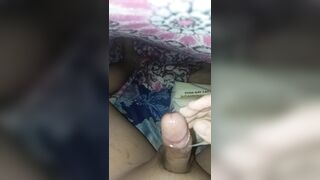 cu non trốn trong chăn sục