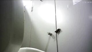 Quay lén WC văn phòng 14