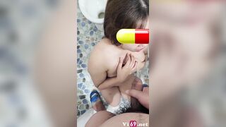 Khổ thân e gái bị thg a trai đái ướt hết người r bắt bú cu