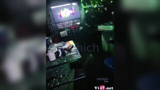 Cuối tuần đi karaoke khỏa thân ăn nhậu cùng anh em, vậy nó mới đẳng cấp chứ