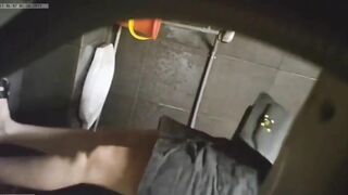 Quay lén WC công cộng 13