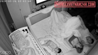 Vợ chồng tranh thủ mần nhau khi con ngủ