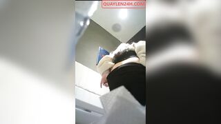 Quay trộm wc nữ nhìn bướm gái xinh