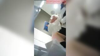 Quay trộm wc nữ nhìn bướm gái xinh