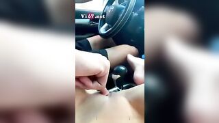 anh đang lái xe mà em cởi quần bắt anh móc
