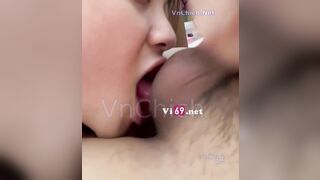 Đang ngồi làm việc em chui xuống gầm bàn bắt anh cởi quần cho em bú mút đá bi 2