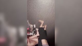 Đang đi bão thì nứng dâm nữ gạ 2 anh trai qua đường threesome