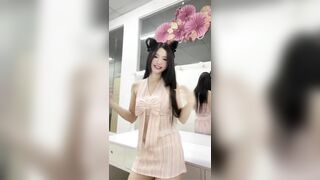 Cửu Thiên Di vừa nhảy vừa lột đồ