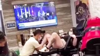 Đi xăm lồn sướng quá lên đỉnh bắn nước thẳng vào mặt thợ xăm