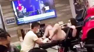 Đi xăm lồn sướng quá lên đỉnh bắn nước thẳng vào mặt thợ xăm