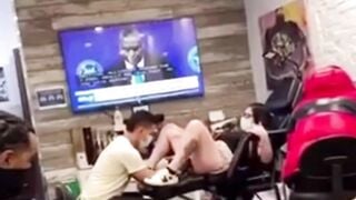 Đi xăm lồn sướng quá lên đỉnh bắn nước thẳng vào mặt thợ xăm