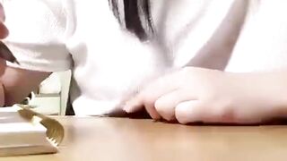 Đang viết bài, mắc gì cái tay ngọ nguậy, cái tay hơi hư đó nhé nhỏ, còn quay clip hả?