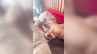 Ở quán cà phê mà em public bú cu tự nhiên như ở nhà biết anh quay phim còn cười