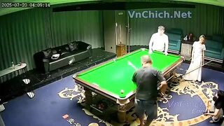 Thua ván bi a không có tiền trả đành đưa vợ mình cho bạn địt