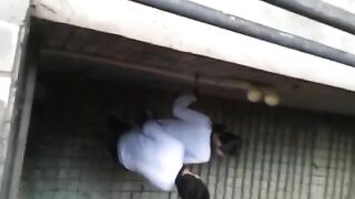 quay lén 2 em học sinh chịch nhau ngoài hành lang của trường