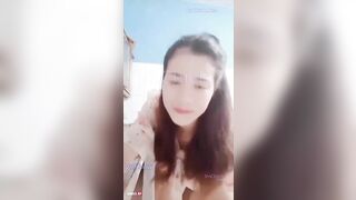 Em đang nấu ăn mà anh kéo váy em lên chịch ngay tại bếp, em xinh như này gặp ad cũng