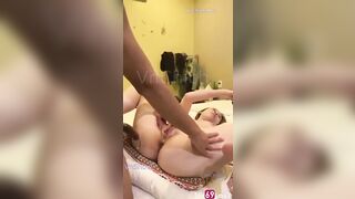 Đang chịch thì bạn em gọi điện thoại sợ em rên to quá anh phải bịt miệng 2