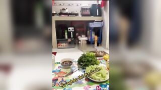 Lén bỏ thuốc vào canh cho bạn thân uống r địt tung loz nó
