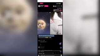 Em bảo thèm dâu tây nên nhét luôn dâu tây vào lồn cho e ăn ngon