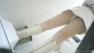 (Quay Lén) Clip Quay Lén Gái Đi Đái Trong Nhà Vệ Sinh Phần 9