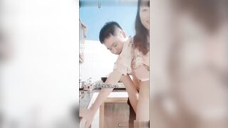 Vợ Đang Nấu Ăn , Chim Chồng Đã Cứng Kéo Váy Lên Địt Tại Bếp Luôn