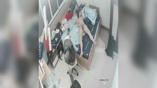 (Hack Cam) Em Gái Không Mặc Gì Nằm Bấm Điện Thoại Vừa Thủ Dâm